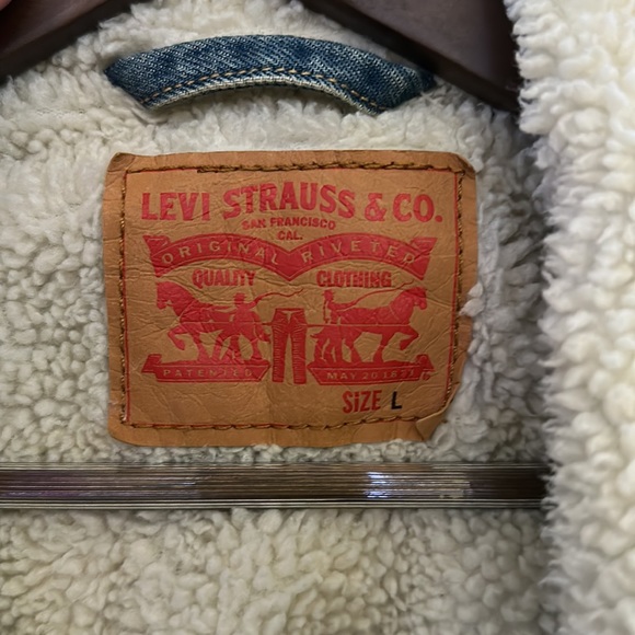 Levi’s Jean Jacket With Fur Lining - Picture 3 of 8